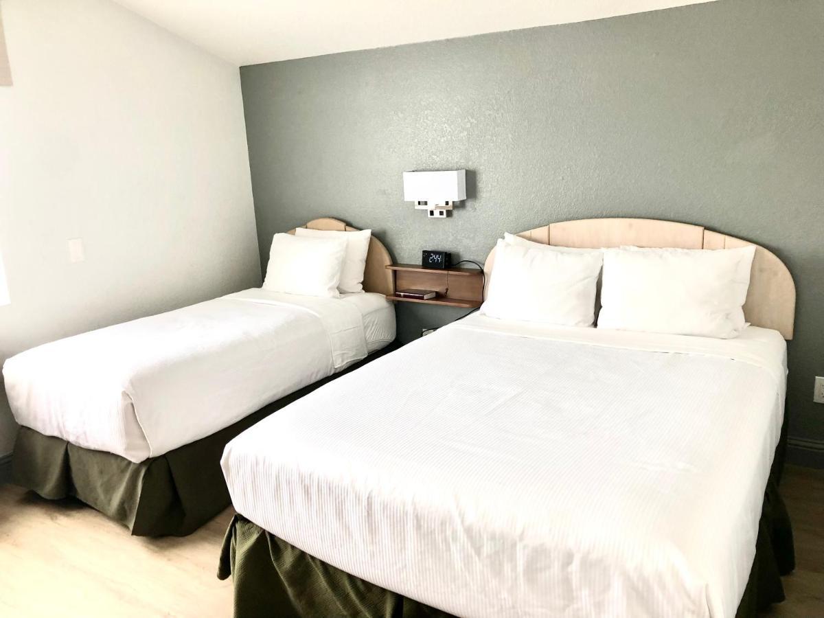 Super 8 By Wyndham Форт Браг Екстериор снимка