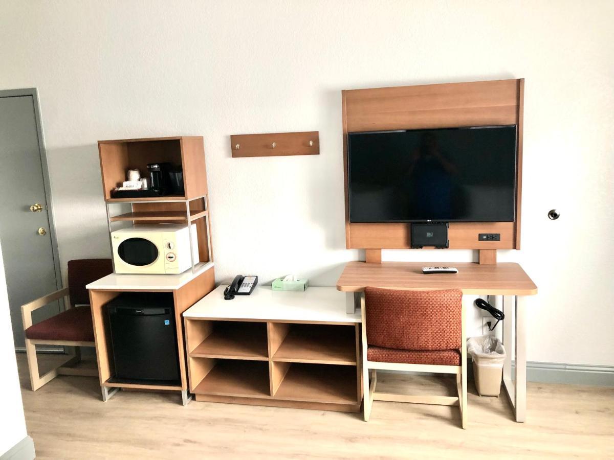 Super 8 By Wyndham Форт Браг Екстериор снимка